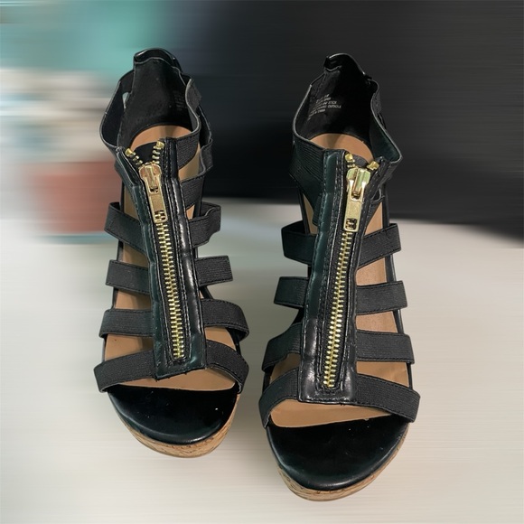 Steve Madden Black Gladiator Sandals with Metallic Accents - Picture 1 of 13
